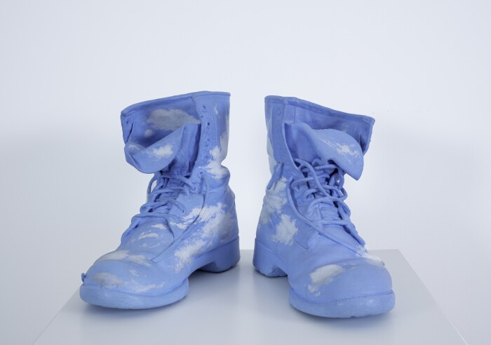 Geoffrey Hendricks, Sky Boots II, 1990, Acryl auf Lederschuhen, Heinrich W. Risken-Stiftung