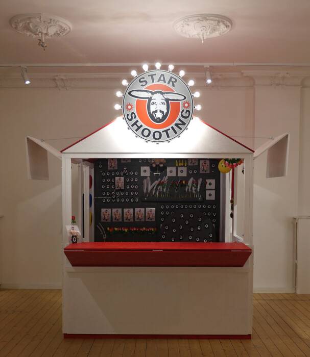 Benedikt Braun_Star Shooting_2019_Installation_Schießbude mit Innenleben_